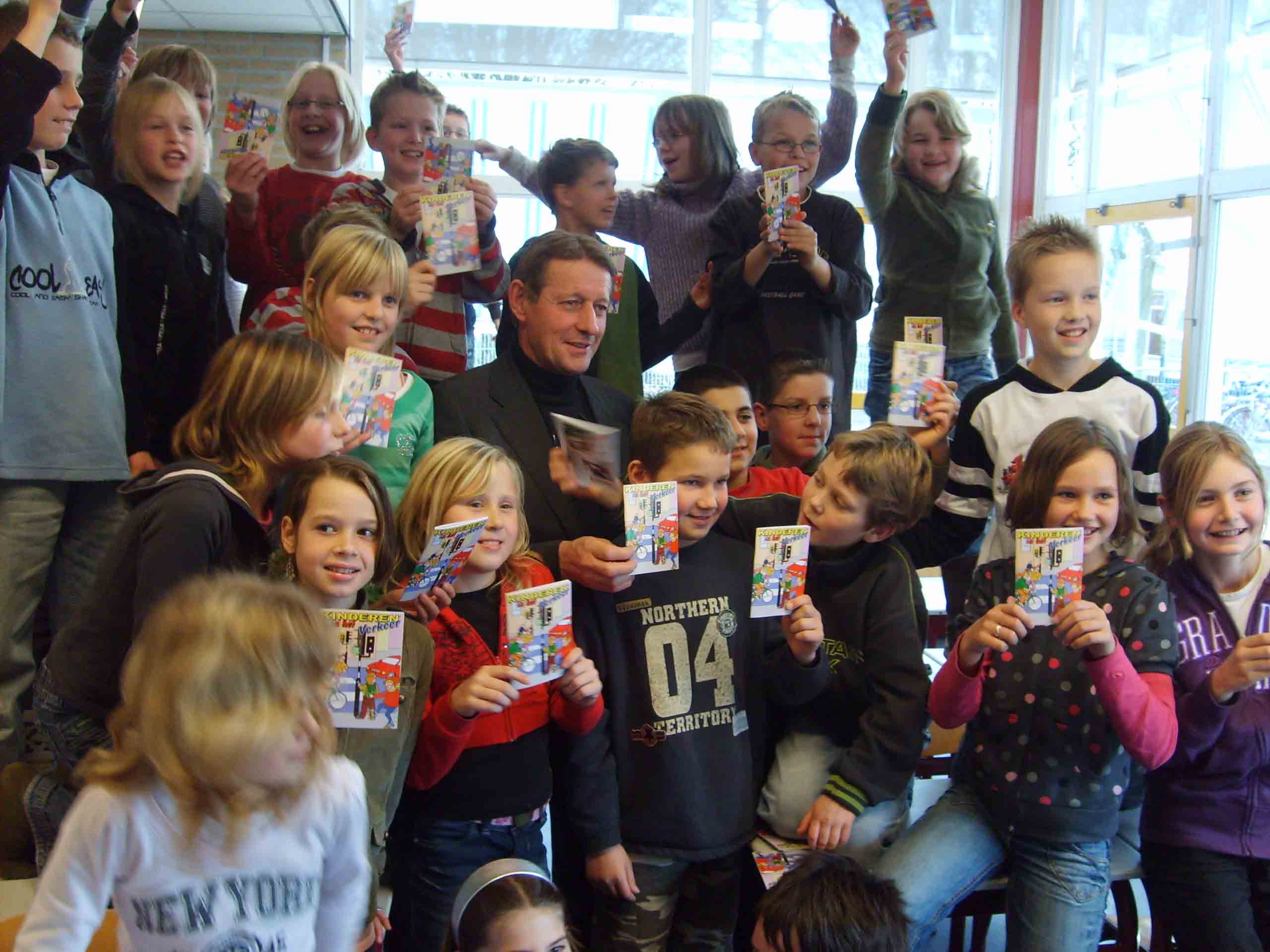 Uitreiking boekje Kinderen in het Verkeer Rijssen door Wethouder Ter Schure