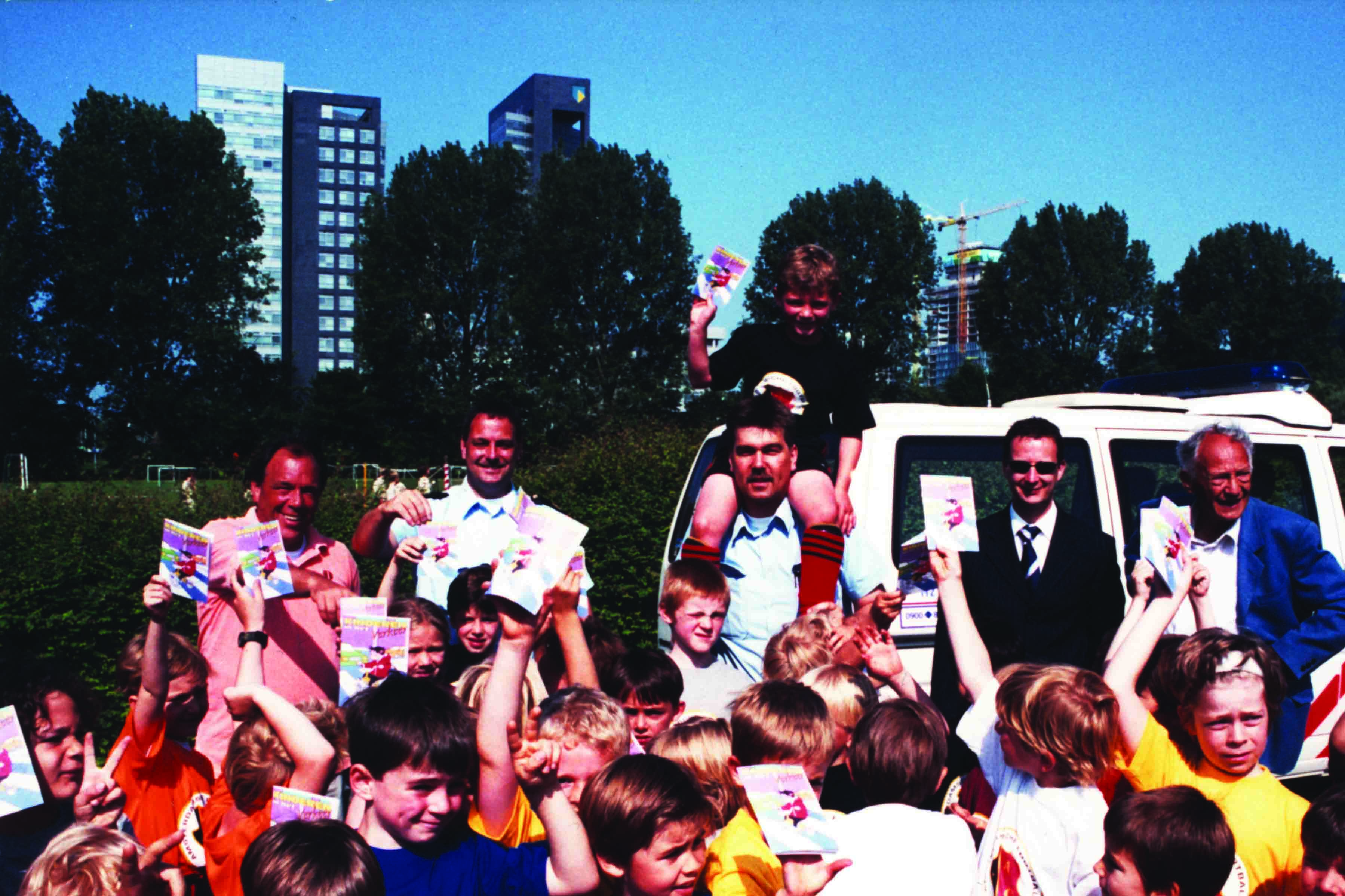 Uitreiking Kinderen in het Verkeer door politie bij AFC in Amsterdam